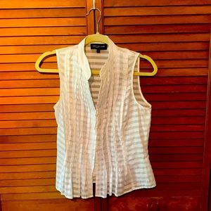 Jones NY white sleeveless button down shirt, sz M. Buttons start about 1/2 way